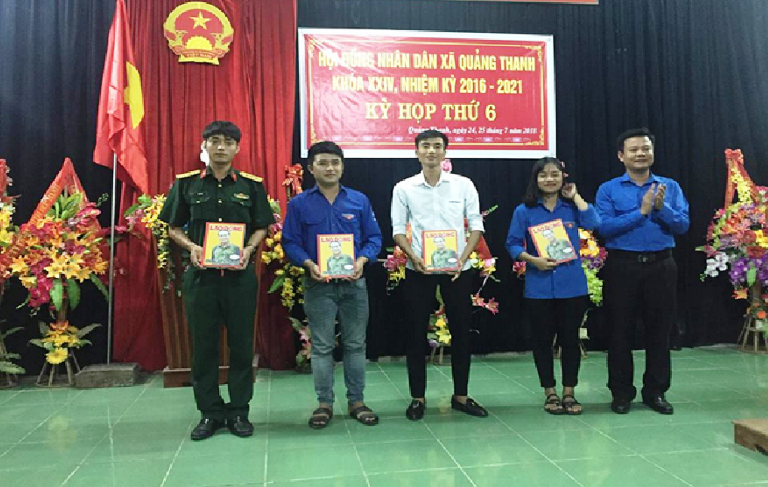 Đồng chí Trần Quốc Tuấn, UV BCH TW Đoàn, TUV, Bí thư Tỉnh Đoàn tặng sách cho các Chi đoàn tại buổi sinh hoạt chi đoàn ghép tại xã Quảng Thanh, huyện Quảng Trạch.